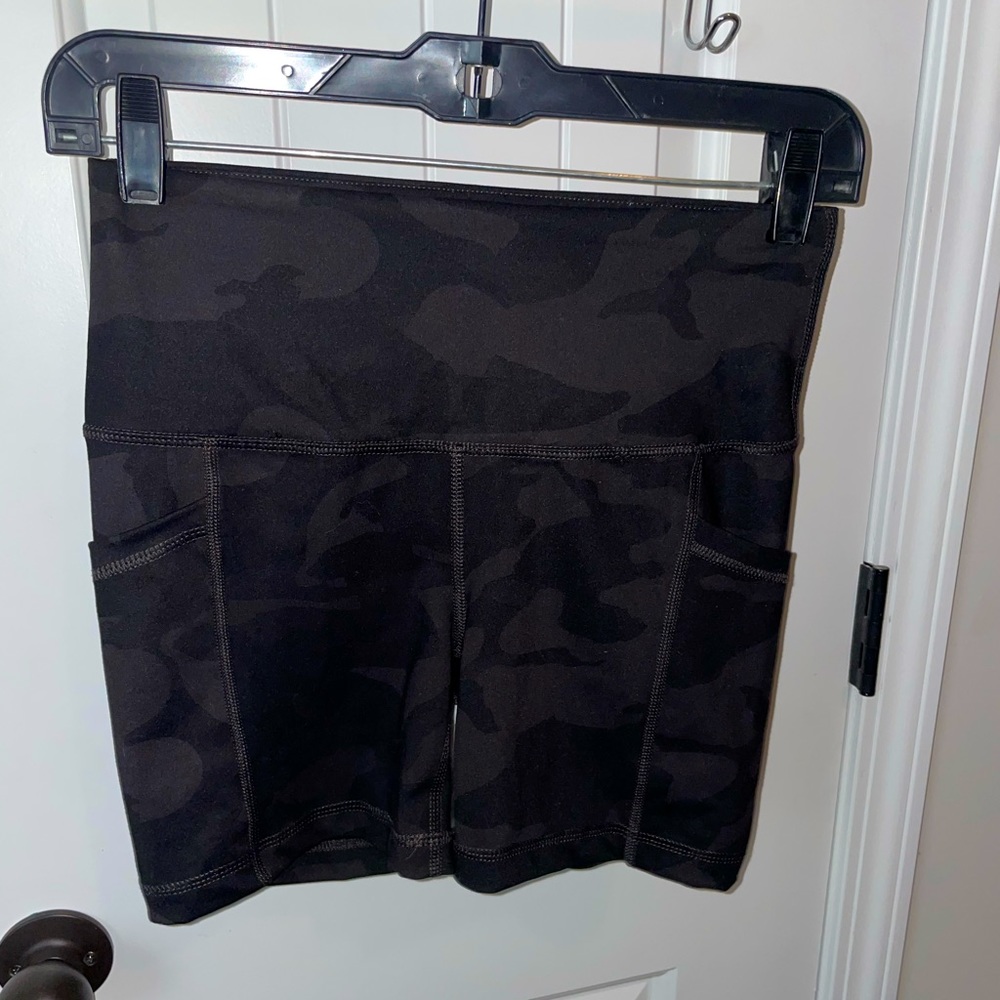 Cute black camo biker shorts!! Never worn, great condition